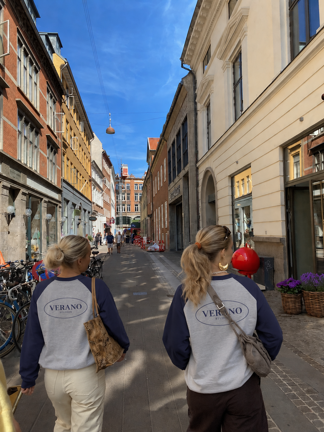 To personer i Verano Studios long sleeves på gaden i København