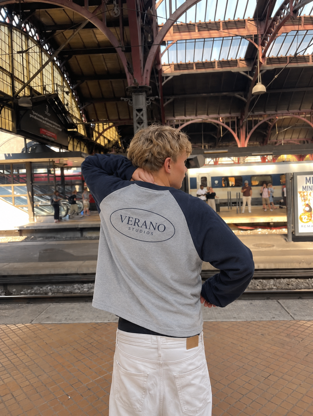 Verano Studios raglan long sleeve på banegården