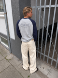 Model i Verano Studios raglan long sleeve set bagfra med ovalt logo