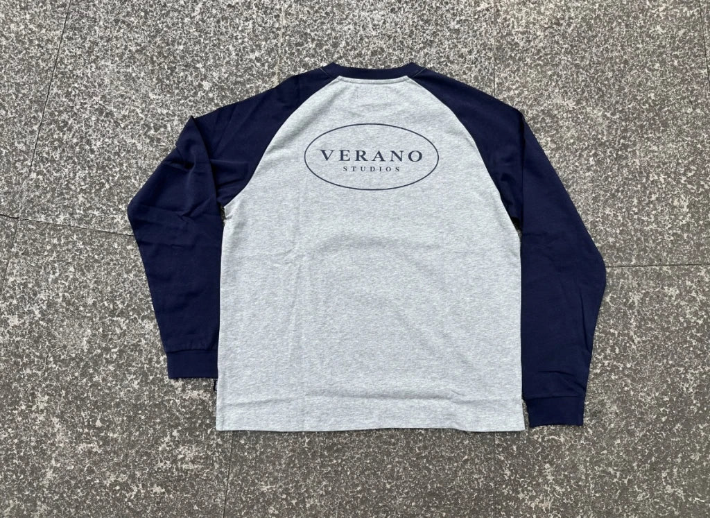 Verano Studios raglan long sleeve i gråmeleret og navy med ovalt logo på ryggen