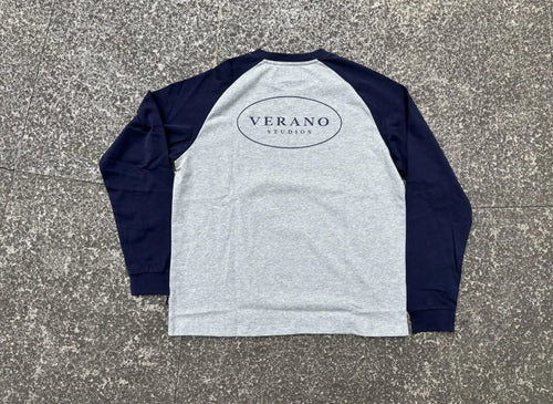 Verano Studios raglan long sleeve i gråmeleret og navy med ovalt logo på ryggen
